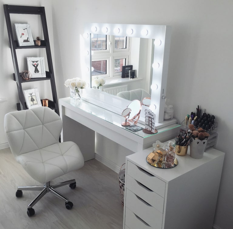 Creating the Ultimate Dressing Room with Hollywood Mirrors