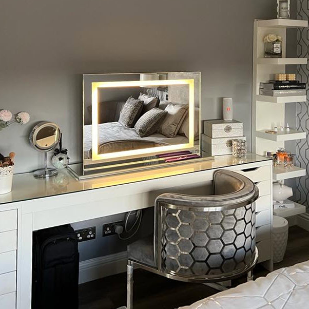 Tabletop vanity mirror with gorgeous mirrored base